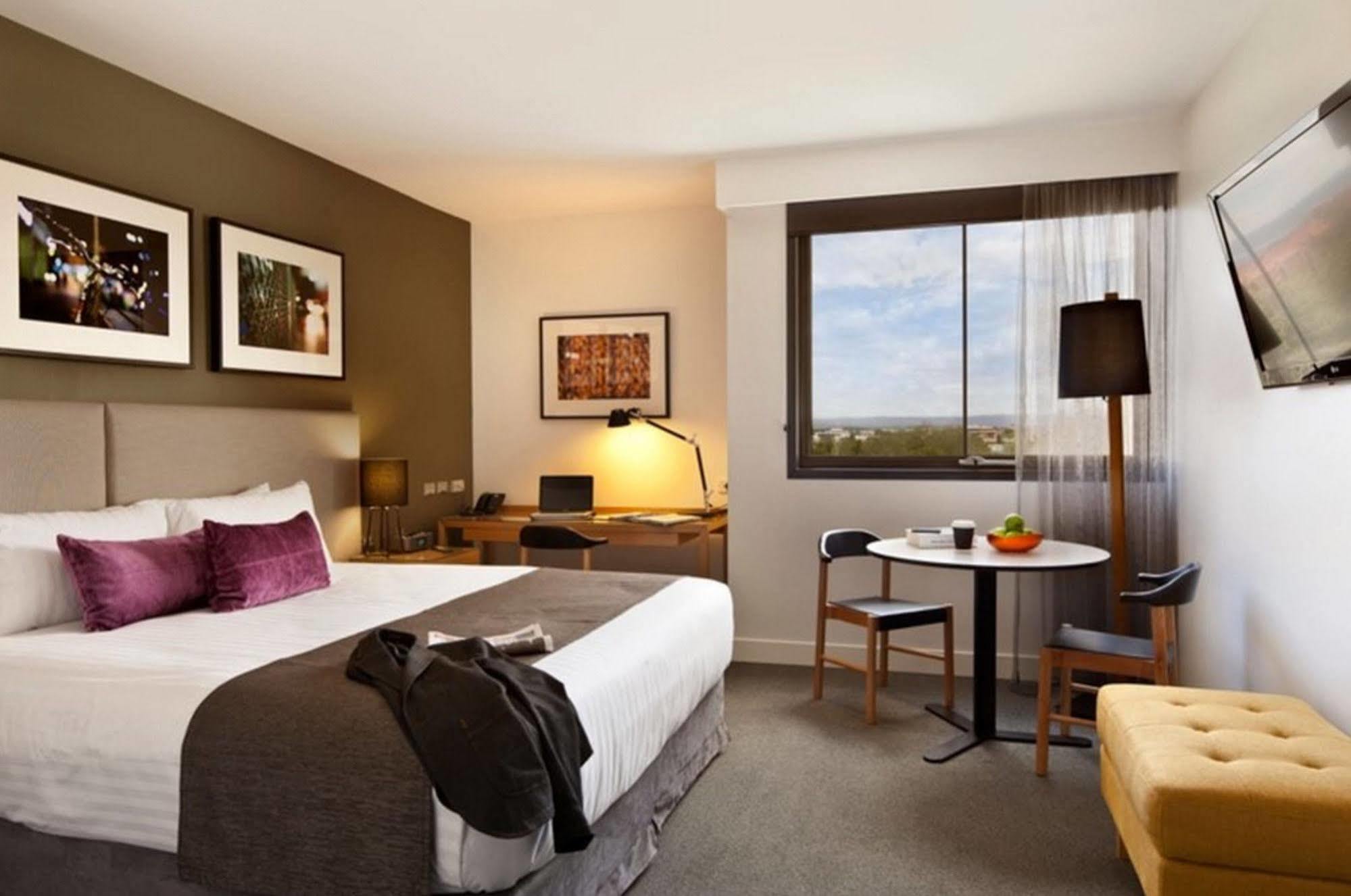 อีสต์โฮเต็ล แอนด์ อพาร์ตเมนท์ Hotel แคนเบอร์รา ภายนอก รูปภาพ