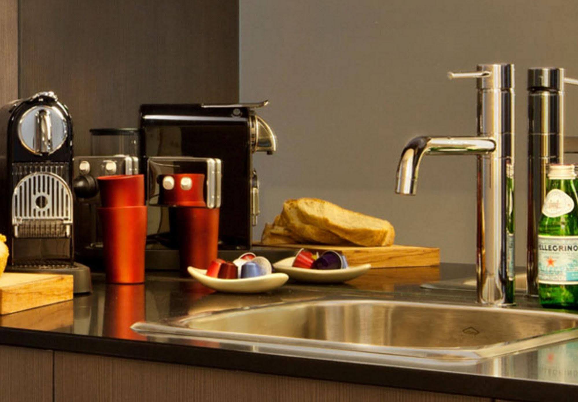 อีสต์โฮเต็ล แอนด์ อพาร์ตเมนท์ Hotel แคนเบอร์รา ภายนอก รูปภาพ